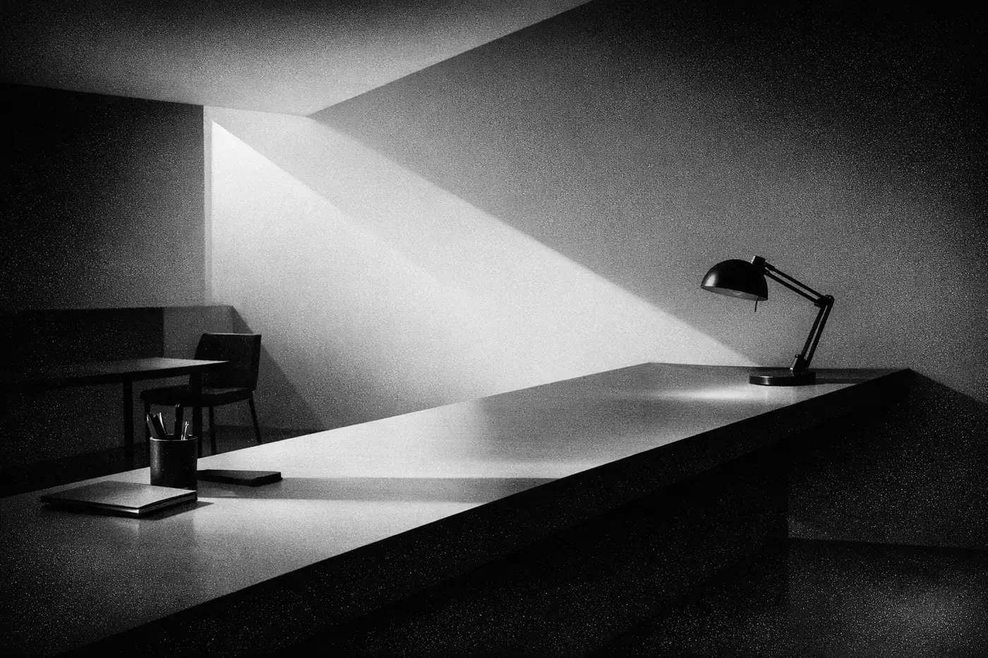 Imagen ilustrativa: mesa de trabajo con luz lateral, en blanco y negro